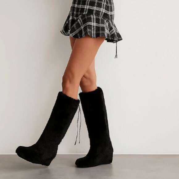 NEW Women's Faux Black Fur Boots Size 10 - Picture 4 of 4